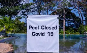 Sign the pool is closed because of covid infection.